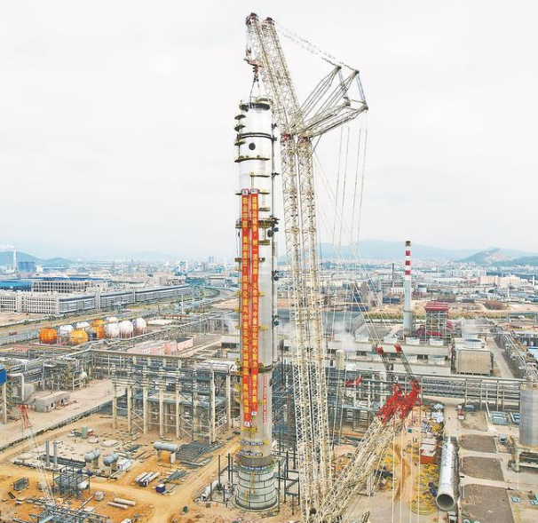 项目总投资40亿元！全球最大丙烷丙烯分离塔在福建福清吊装