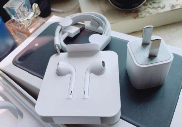 iPhone12不再附赠的耳机和充电器，这些配件用到了哪些塑料材质