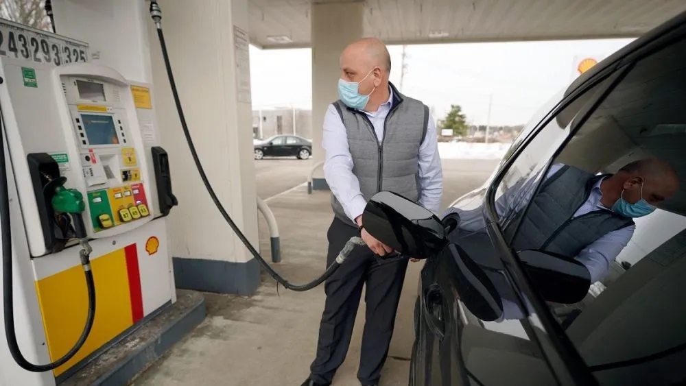 美国人重出家门推动汽油价格升至3美元/加仑 电动车又一利好？