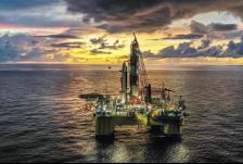 全球首艘智能深水钻井平台“深蓝探索”南海开钻