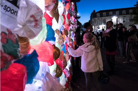 美丽而心酸：被塑料袋填满的房子