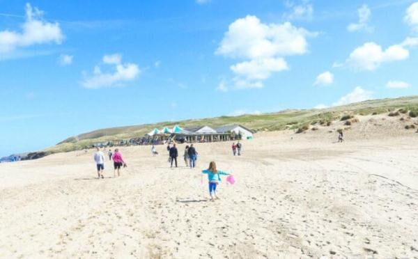 一场飓风当时，各大海滩都成了渣滓战场