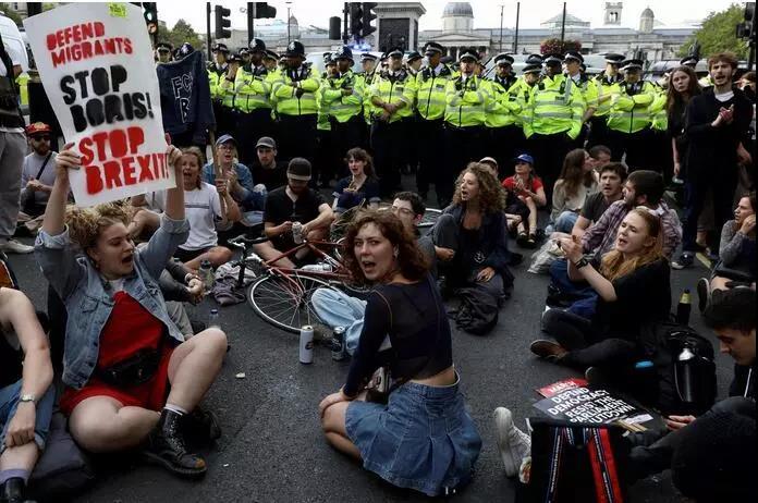 搜料资讯：英国超30城市迸发游行、9名中国留先生遭美国遣返