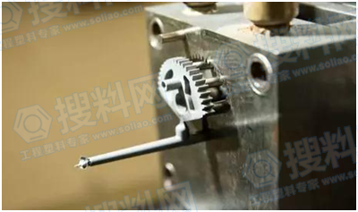 塑件杂质、冷料僵块的构成缘由及对策