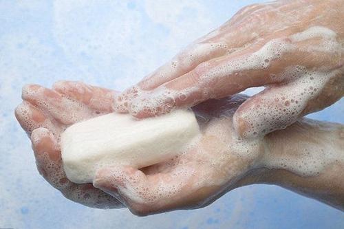 肥皂是如何帮助我们消灭新冠病毒的？