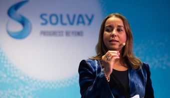 “索尔维靠得住”，首席执行官Ilham Kadri面对新冠病毒道