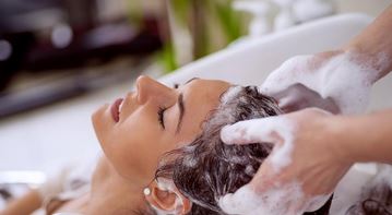 索尔维助力打造了一种一冲即净的无硫酸盐洗发水