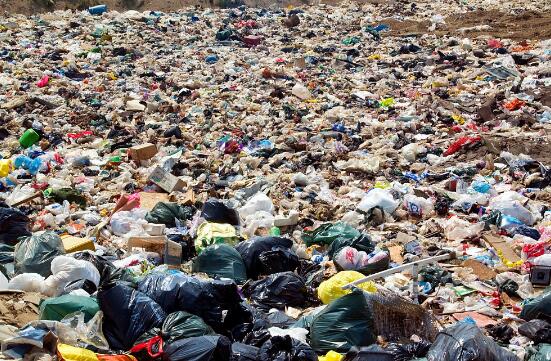 每年1270万吨塑料垃圾入海 怎么得了！