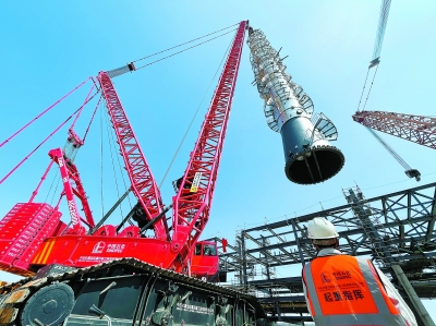 镇海基地丁二烯装置汽提塔吊装就位