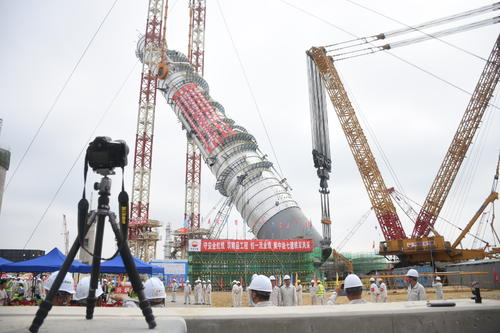 广东石化炼化一体化项目 4606吨抽余液塔吊装就位