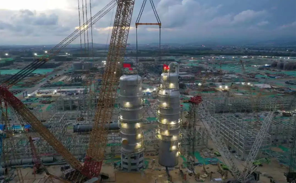 广东石化乙烯装置“急冷双塔”成功就位