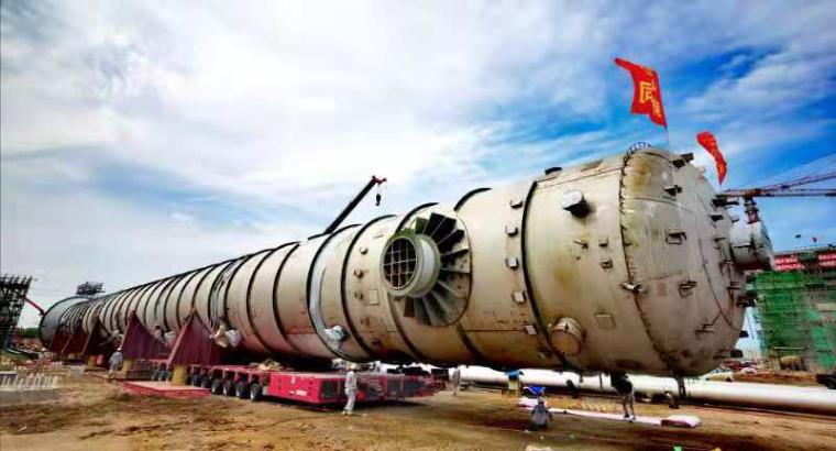 海南乙烯装置大型塔器乙烯塔运抵现场进入安装阶段