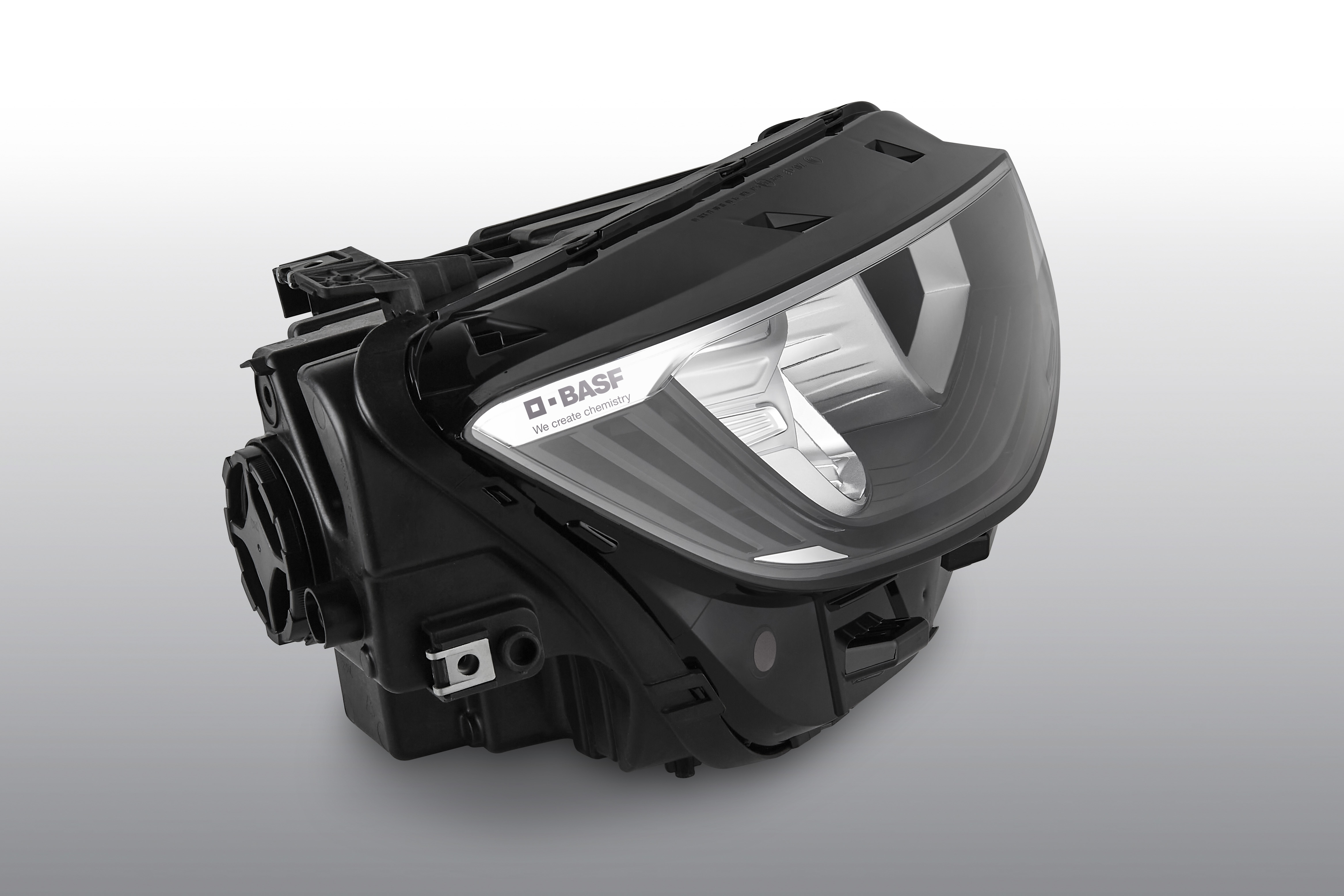 巴斯夫：Ultradur® 助力打造金属感汽车前照灯饰圈表面，提升品