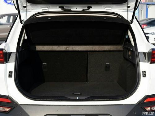 用于豪华轿车的轻型后备箱凹槽