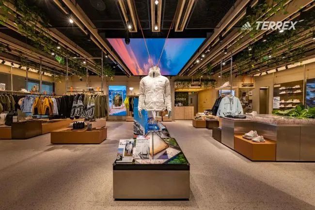 阿迪达斯推出整件衣服由100%再生纤维制成的卫衣