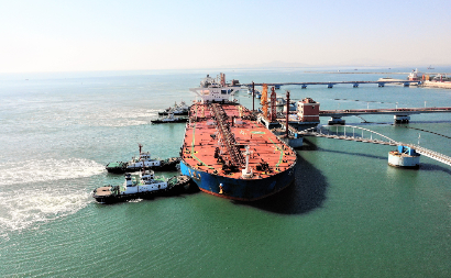 江苏盛虹炼化VLCC超级油轮靠泊山东青岛港