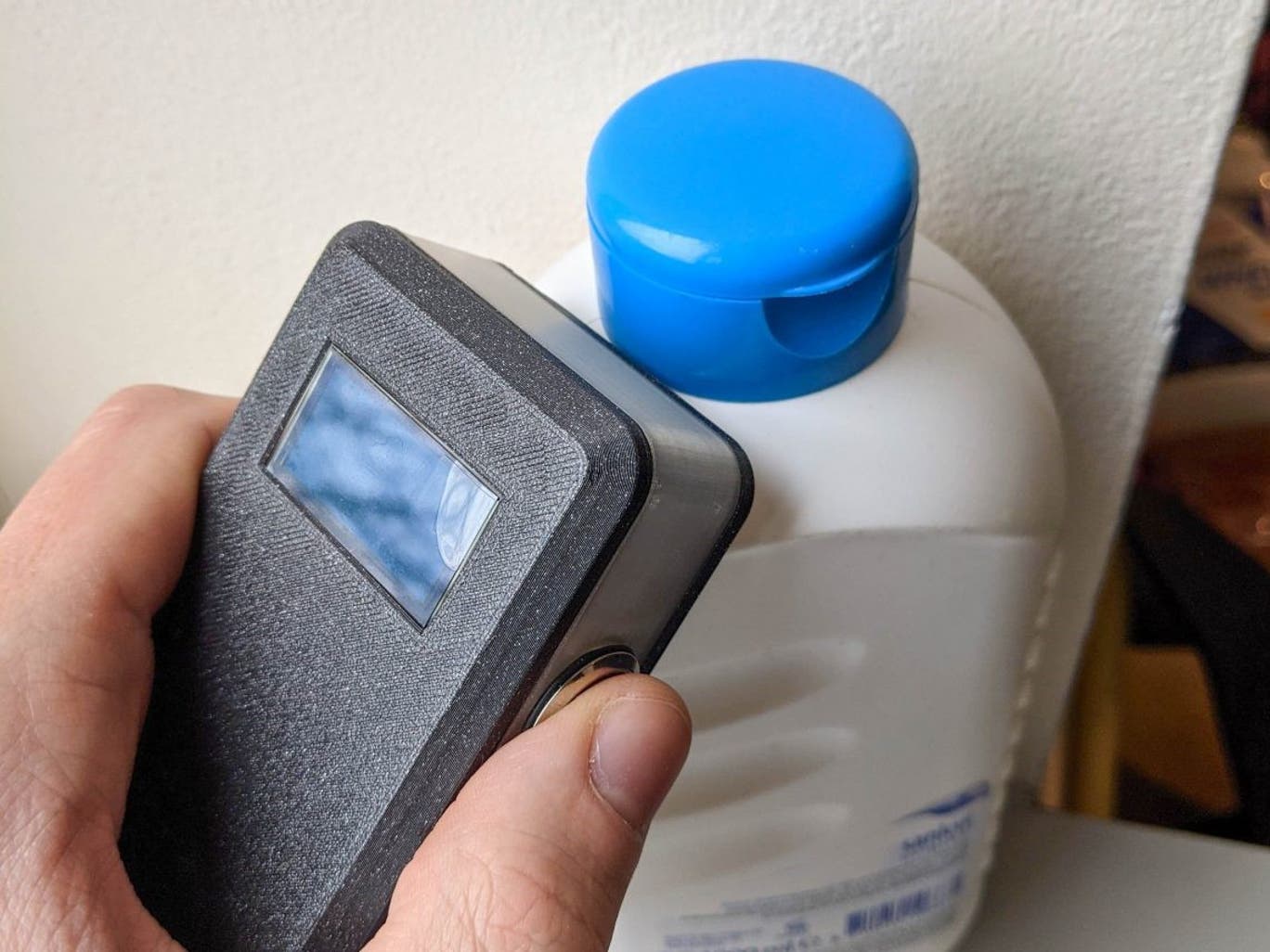 这款获戴森奖的手持设备，可直接识别塑料部件能否进行回收