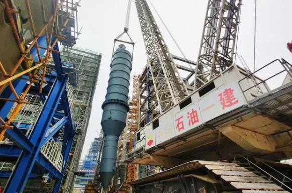 广东石化全密度聚乙烯装置关键设备吊装就位
