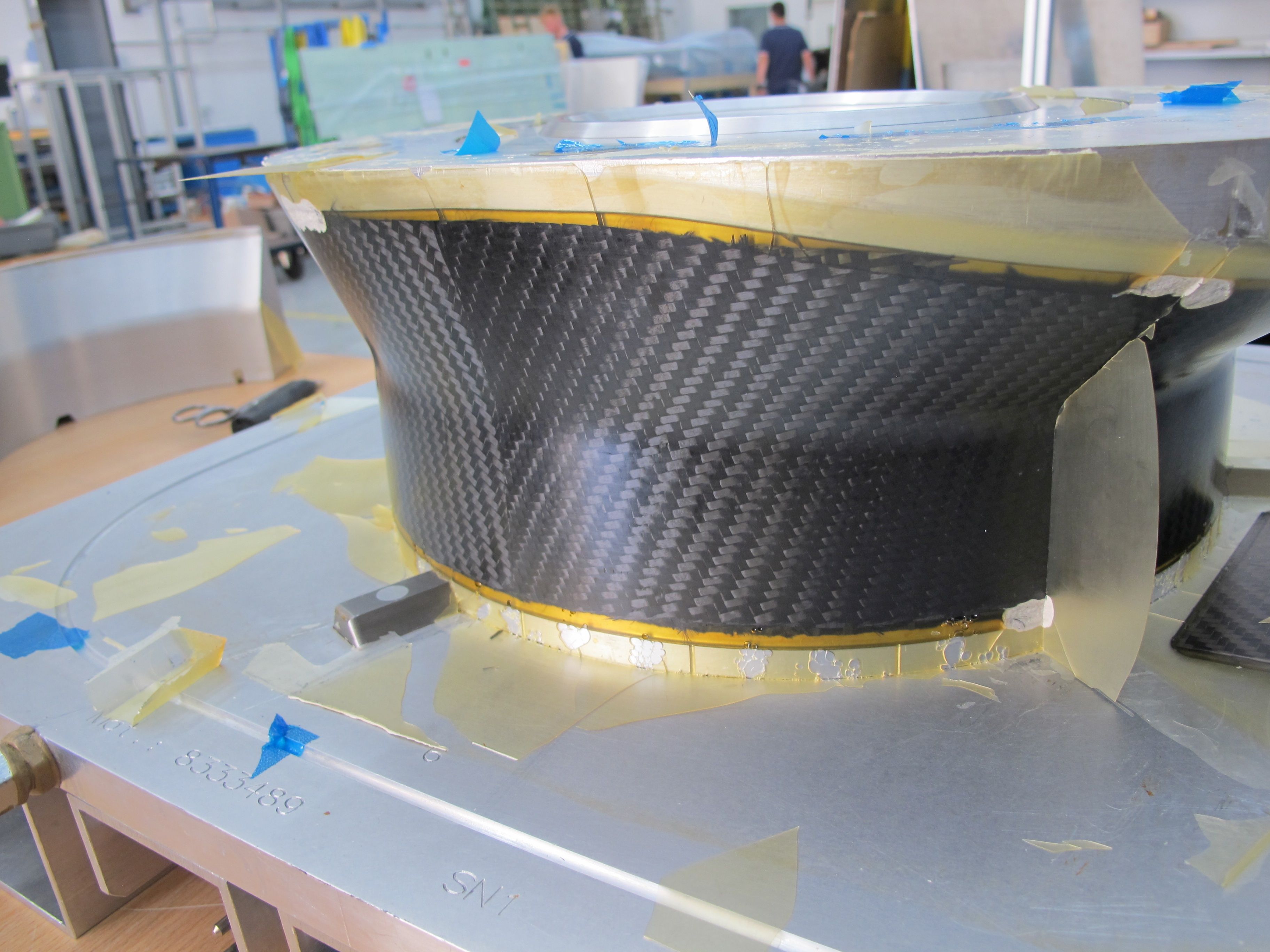 H135直升机采用碳纤维增强聚合物取代铝制结构件