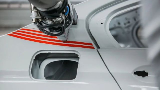 杜尔涂装升级无过喷技术 首次实现全自动车顶套色喷涂