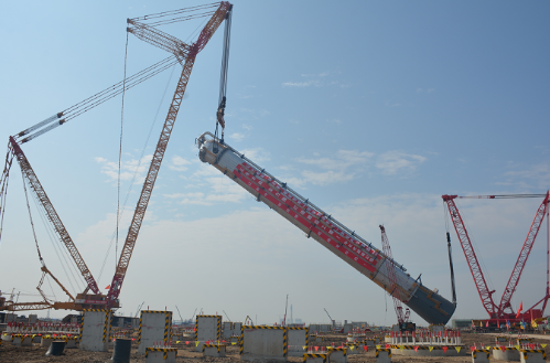 天津南港百万吨乙烯首台千吨级设备顺利吊装就位