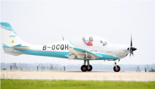 首款！自行研制的全碳纤维复合材料轻型飞机首飞成功