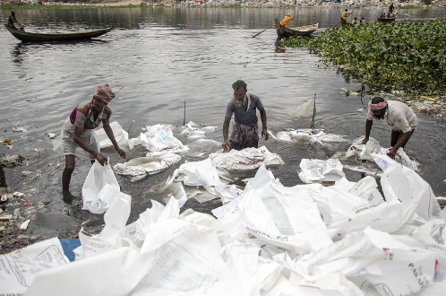 孟加拉达卡工人正在回收塑料垃圾
