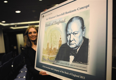 2013年12月，英国伦敦，英格兰银行的工作人员展示将于明年发行、印有温斯顿・丘吉尔头像的面值为5英镑的塑料钞票。