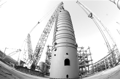 PTA项目鼓泡式氧化反响器一次顺利吊装就位