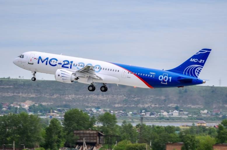 俄最新中长途支线客机MC-21首飞成功
