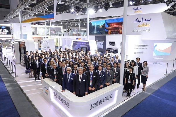 SABIC石化战略事业部执行副总裁阿卜杜拉哈曼・艾尔-法季（中）率公司同仁在2018年中国国际橡塑展上为SABIC展台揭幕 