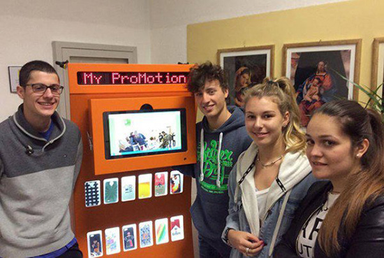 意大利高中生发明了一款高科技贩卖机：吃塑料瓶，吐手机壳