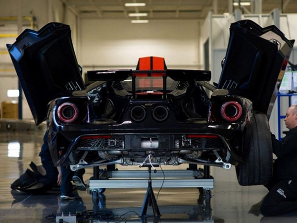 首台碳纤制造的福特GT车正式出品