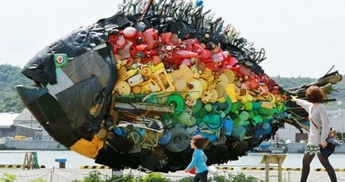 陆地怒吼 用塑料渣滓艺术品关注陆地生态