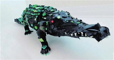 法国艺术家用塑料垃圾创造雕塑