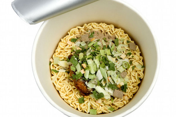 泡面桶内壁滑滑的是打了蜡吗？