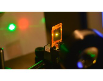 新型液晶弹性体打造“橡胶激光器”