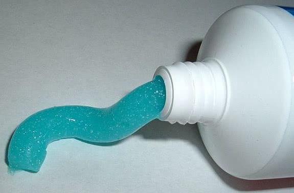 牙膏里存在聚乙烯制成的小珠子