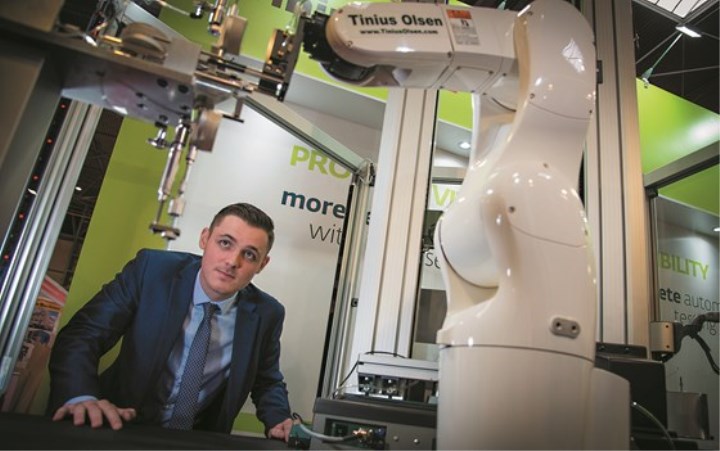 配有机械手的材料试验机