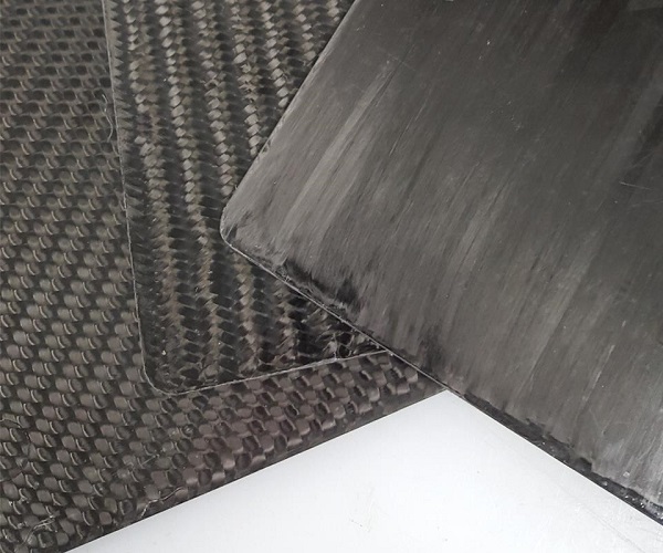 8575级别的材料采用了一种 3K 丝束的三轴编织物，并在50%重量百分比时提供33090 MPa的拉伸模量。8585级别采用一种12K丝束的双轴向织物，并在55%重量百分比时提供55150 MPa的拉伸模量。8595级别的材料采用60K的单向丝束，并在55%重量百分比时提供99300 MPa的拉伸模量(图片来自A. Schulman Inc./ Quantum复合材料有限公司)