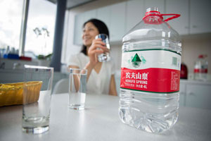 西得乐助农夫山泉采用PET