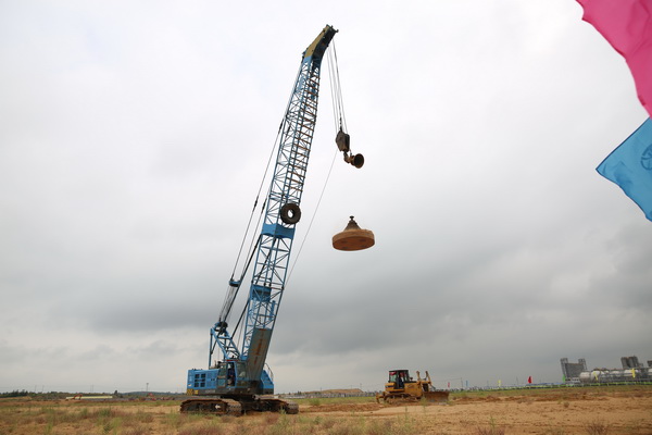 图为作业人员正在对该装置现场土地进行强夯作业