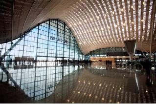 当用聚碳酸酯代替玻璃展现建筑之美时，其魅力在哪里？