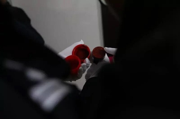 海关缉私人员查获的假公章