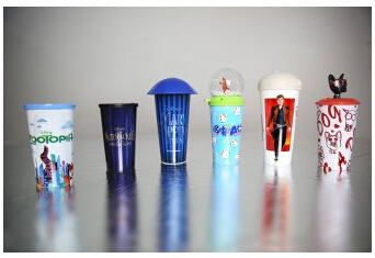 万达影院的焦点之一艳丽可乐杯