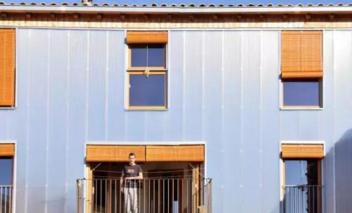 Bunyesc Arquitectes用聚碳酸酯材料升级西班牙老房子