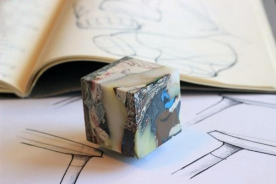 工业设计师将回收废旧塑料制形成独特工艺品