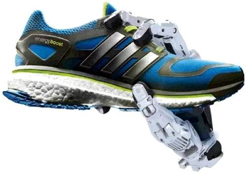 机械手塑形阿迪达斯会在德国打造一个自动化工厂，除了用机械取代人力的方法来提高效率，这些所谓的工厂将以极小的规模进行作业，差不多就是一个货柜那样，以保有最高的行动力与弹性。这种自动化生产线，可以依据终端消费者的需求做到客制化的设计及生产，为公司的客户开启全面革新且创新的经营模式。这种产地直销的方式也免除了物流运输过程产生的碳排量，为环境保护方面所带来的正向意义不可小觑。与此同时，SpeedFactory也开创了“现点现做”的模式，就是结合大规模客制服务，形成一种将用户拉到工厂现场的全新消费形态。不只是用近乎全自动的方式把鞋子做出来，而是把生产设备搬到最贴近消费者的专卖店里，并同时提供客制化的选项服务，让消费者能亲眼看见自己专属鞋款的整个诞生过程，这颠覆了业界一直以来的游戏规则。贴上“德国制造”标签体育用鞋通常都是在亚洲国家大规模生产，但是阿迪达斯的SpeedFactory项目使得在德国生产成为了可能。完全的本地化生产使得鞋类产品，再度贴上“德国制造”的标签。