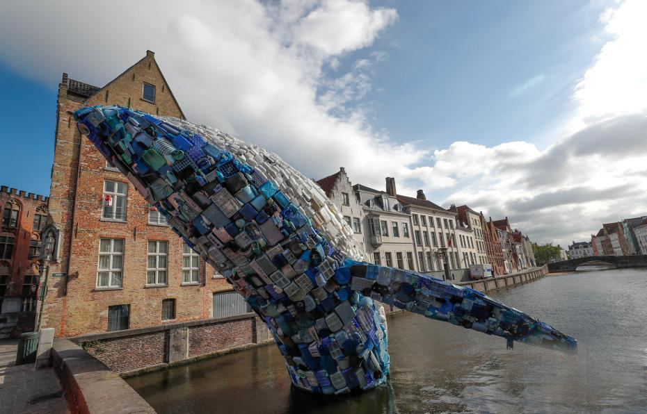 鲸鱼雕塑5由吨塑料渣滓造出，目的是……