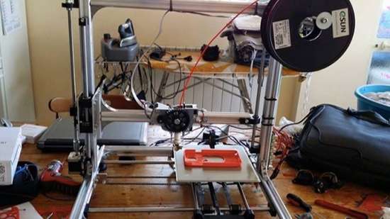 意大利高中生发明了一款高科技贩卖机：吃塑料瓶，吐手机壳